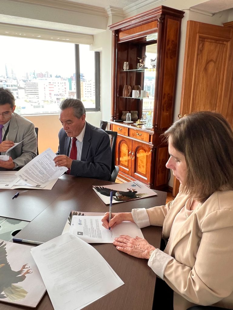 La UISRAEL firma convenio con los Institutos Vida Nueva y Quito Metropolitano